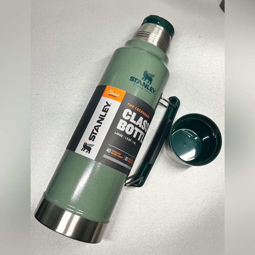 Stanley Green Classic thermos. - Picture 2 of 3